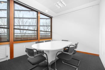 Office Space Heathrow, Stockley Park - Image 9