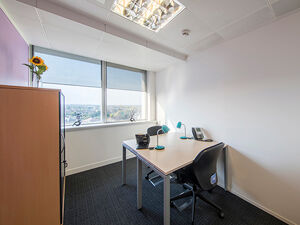 Office Space Hayes Hyde Park - Image 4