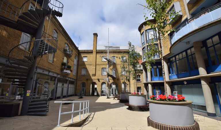 Office Space Knot House - Image 2