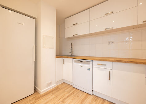 Office Space Knot House - Image 12