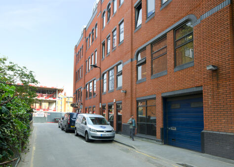 Office Space Peer House - Image 5