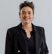 Headshot of Kat Papaspiropoulos