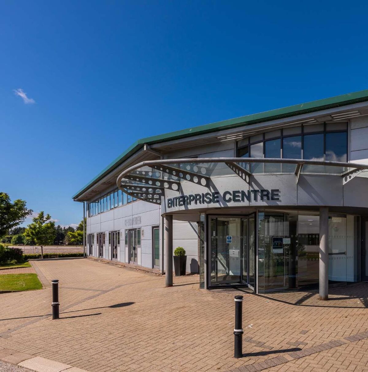 Flexible office suites with generous parking and a variety of amenities.