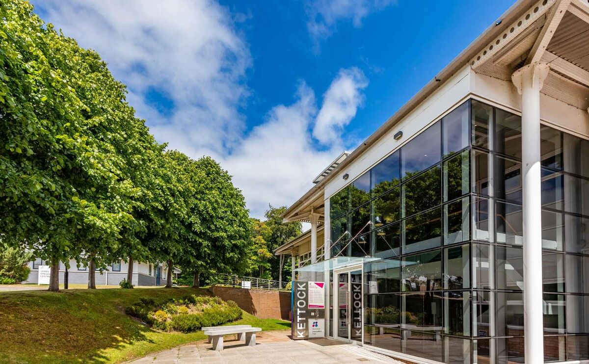 Flexible Office Suites with generous parking and amenities