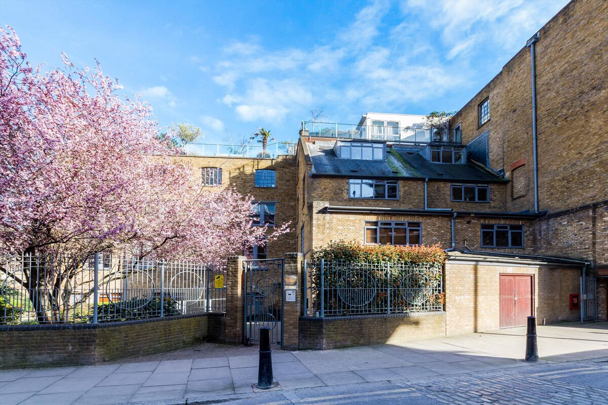 flat for sale in Chandlery House, 40 Gowers Walk, Aldgate, London, E1