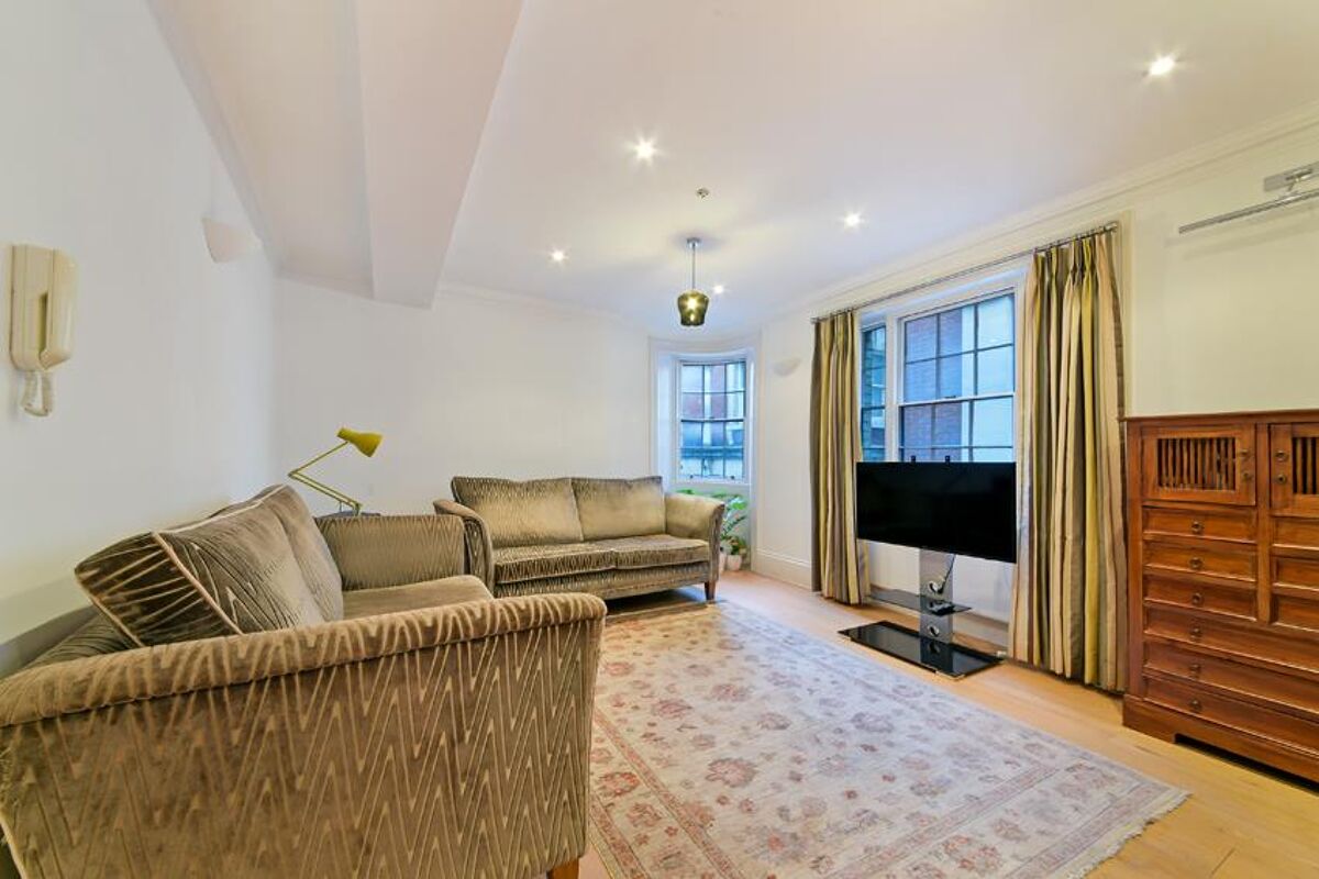 flat to rent in Bulls Head Passage, London, EC3, EC3V ALQ012227696