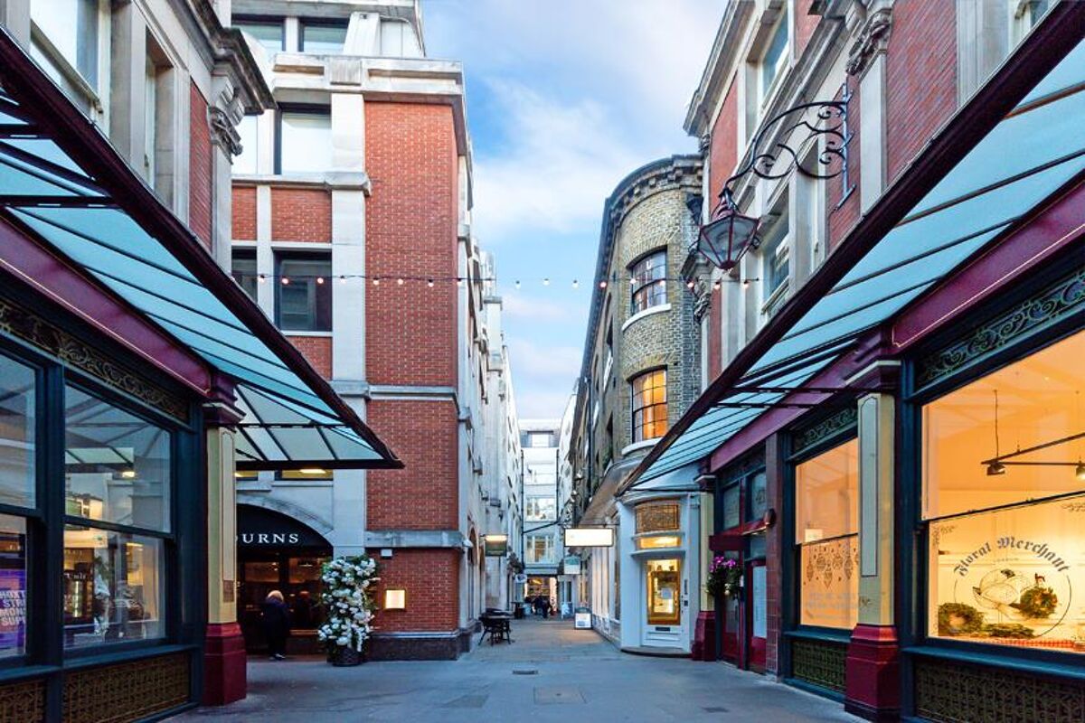 flat to rent in Bulls Head Passage, London, EC3, EC3V ALQ012227696