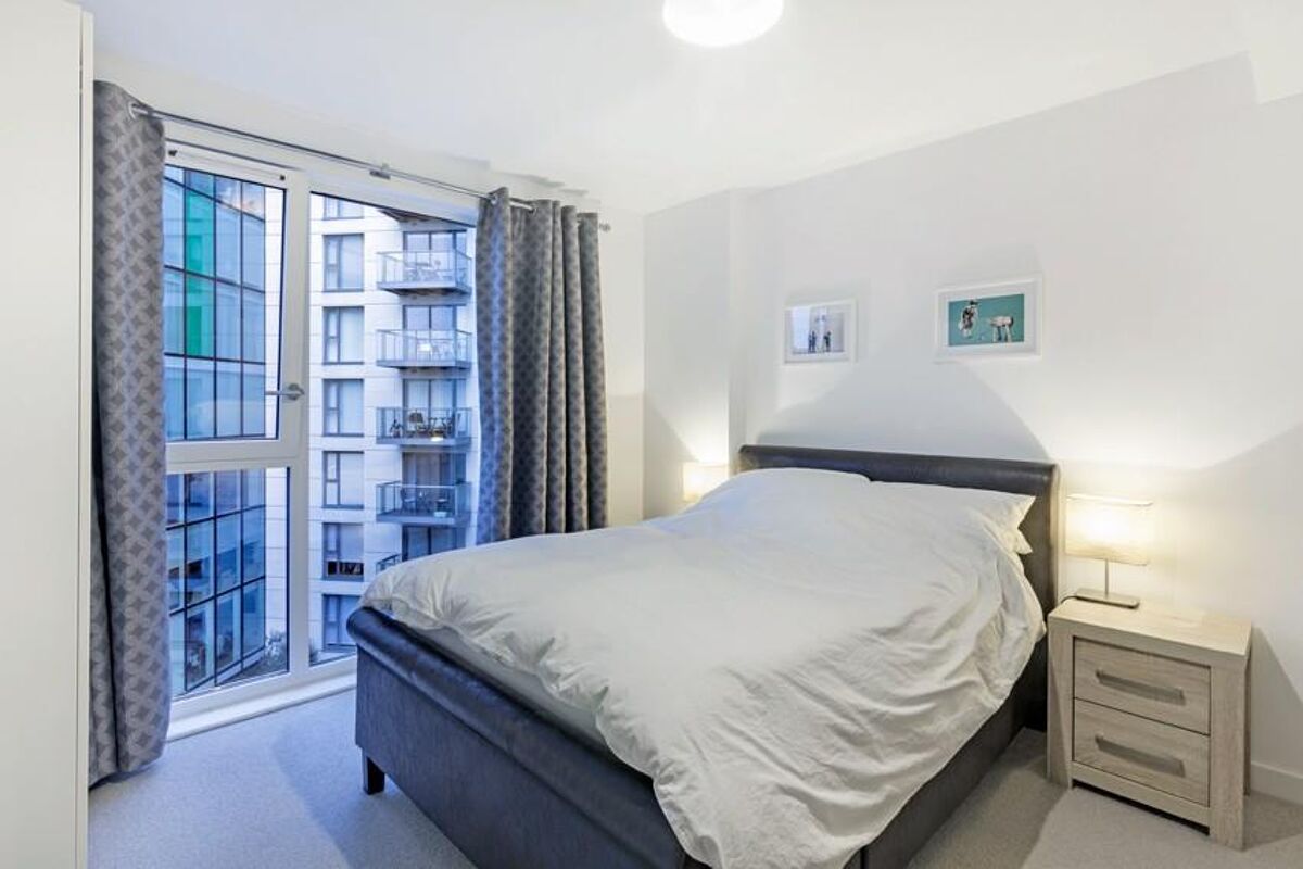 flat to rent in Courtyard Apartments, Avantgarde Place, London, E1