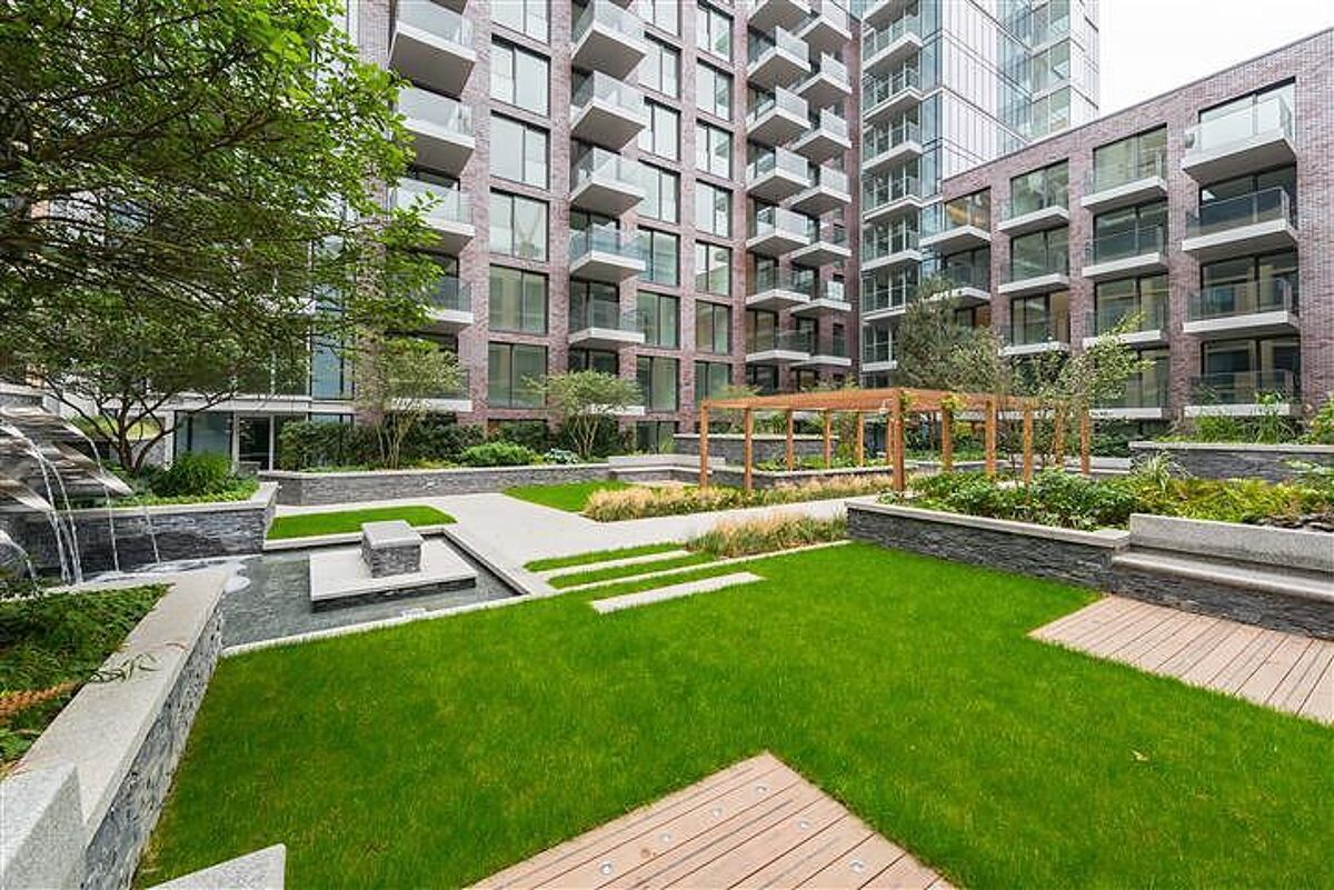 flat to rent in Satin House, Goodman's Fields, Aldgate, London E1