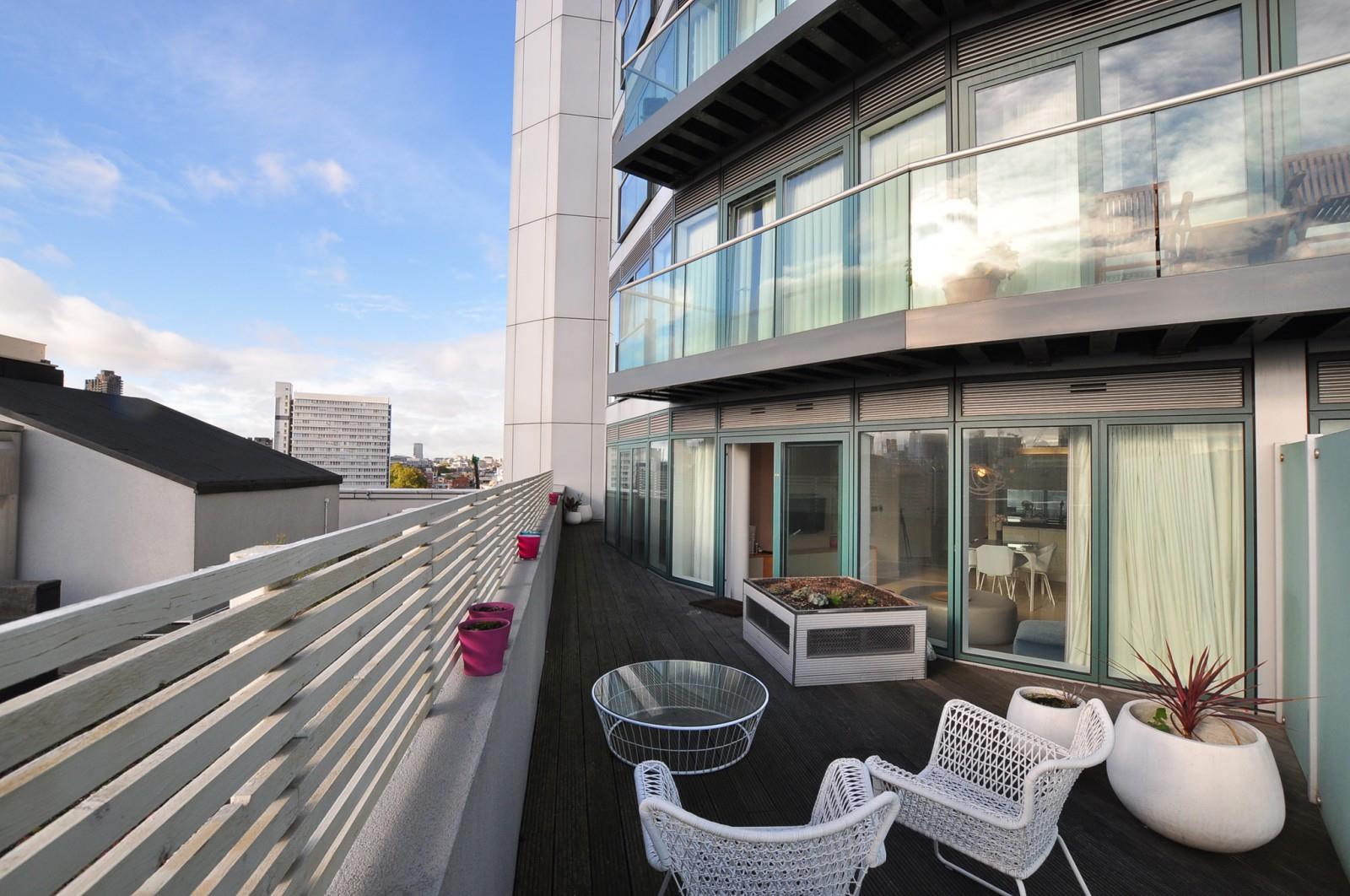 flat to rent in Bezier Apartments, City Road, Islington, London, EC1Y