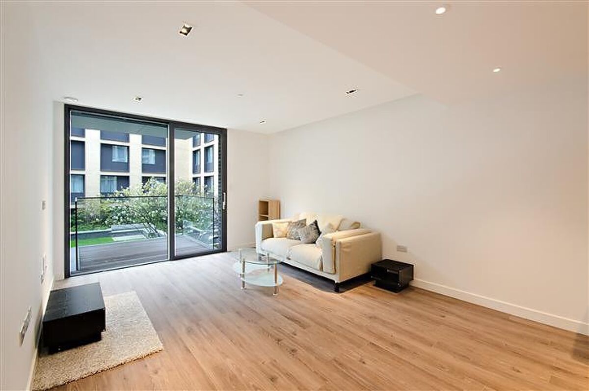 flat to rent in Satin House, Goodman's Fields, Aldgate, London E1
