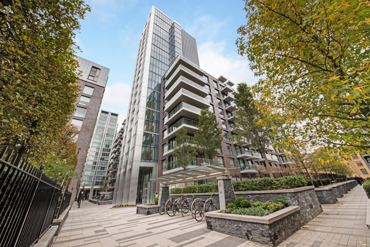 flat to rent in Neroli House, Piazza Walk, Aldgate, London, E1
