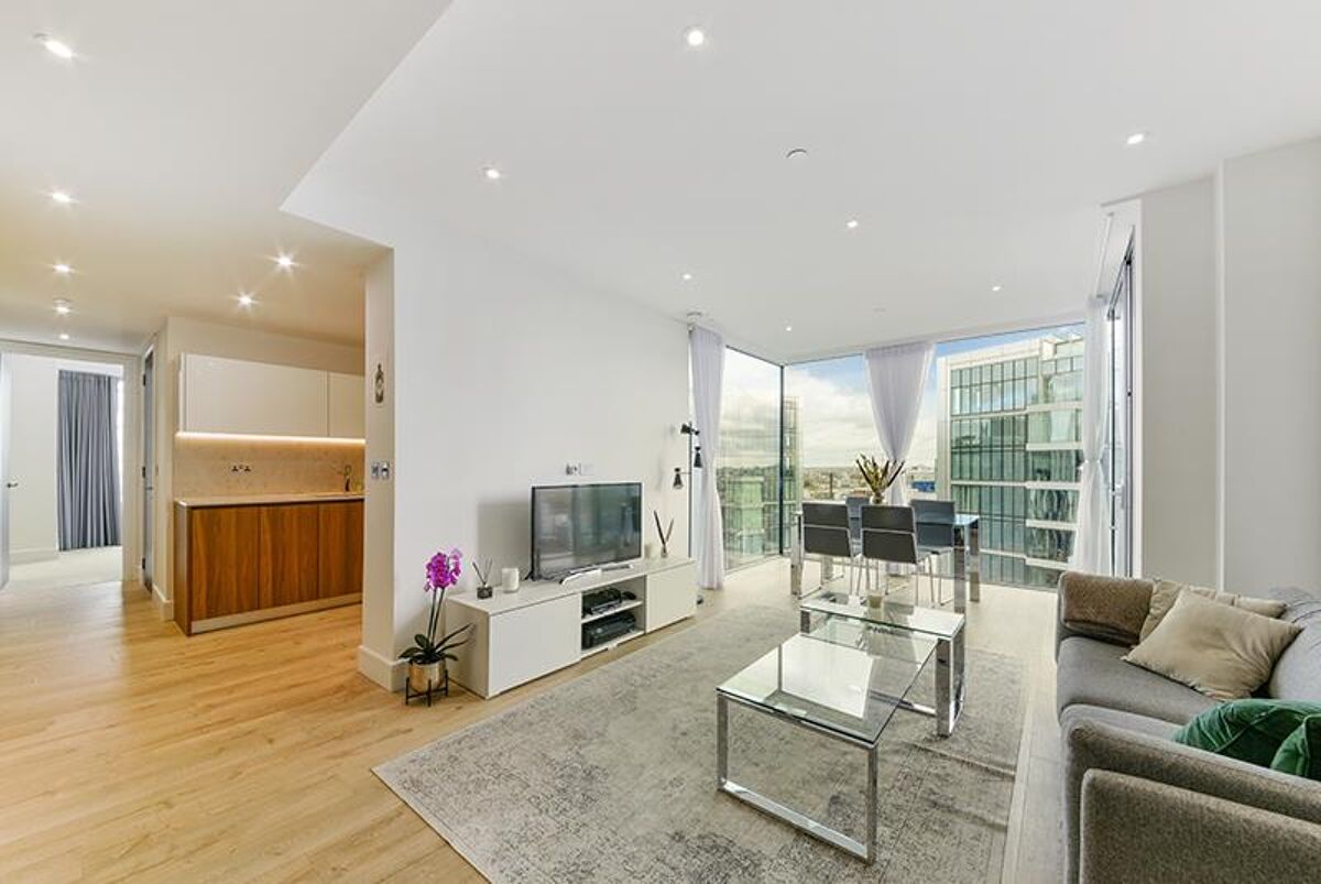 flat to rent in Neroli House, Piazza Walk, Aldgate, London, E1