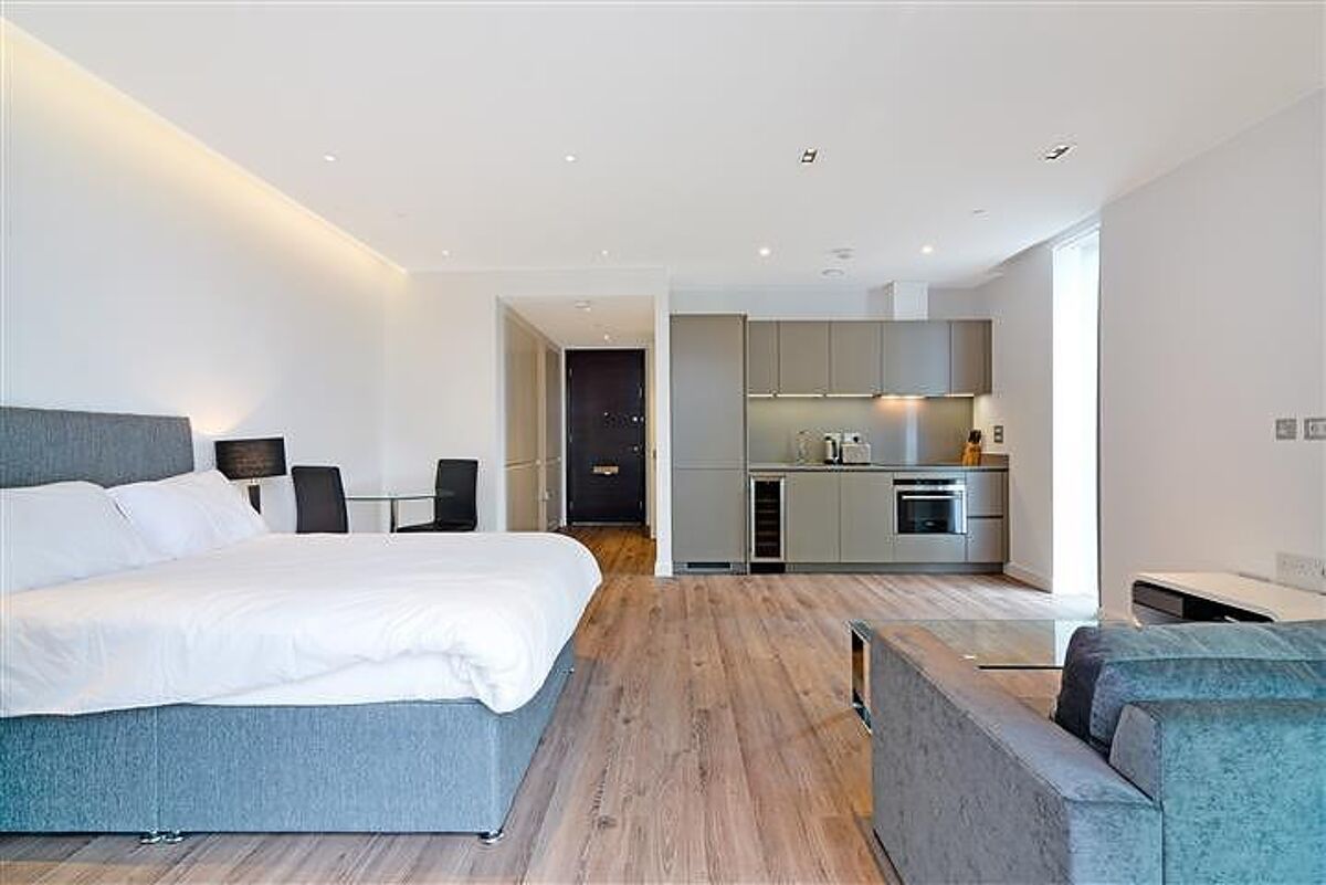 Flat to rent in Cashmere House, Goodman's Fields, Aldgate, London E1