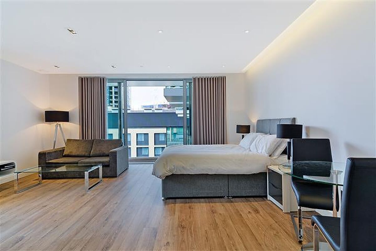 Flat to rent in Cashmere House, Goodman's Fields, Aldgate, London E1