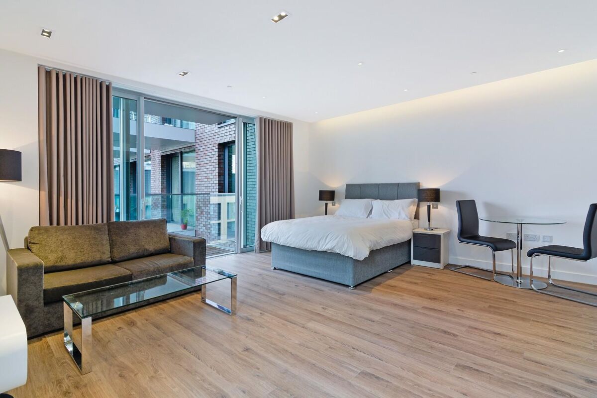 Flat to rent in Cashmere House, Goodman's Fields, Aldgate, London E1