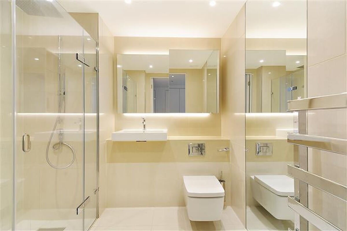 Flat to rent in Cashmere House, Leman Street, Aldgate, London, E1