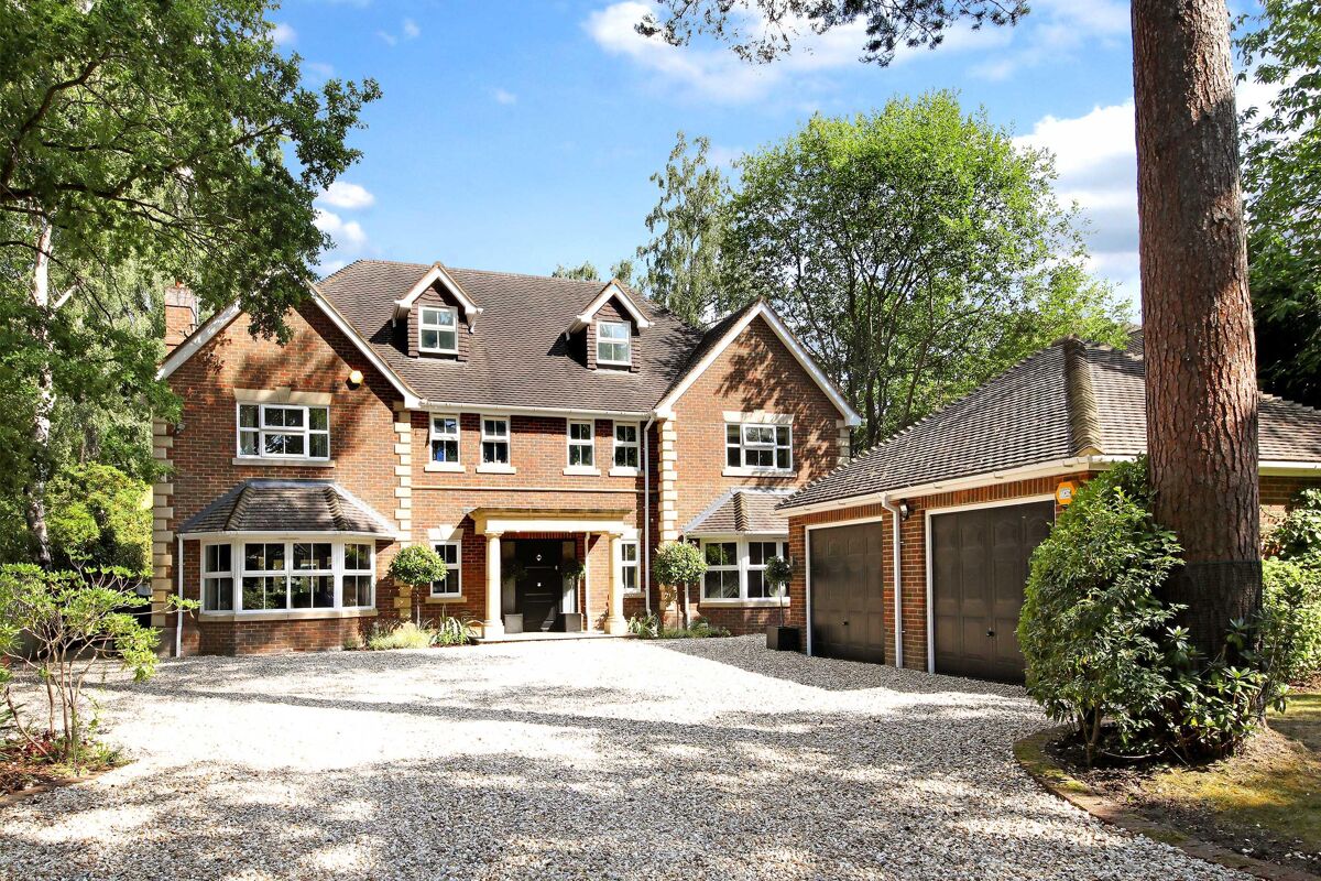 house for sale in Hollybush Ride, Finchampstead, Wokingham, Berkshire