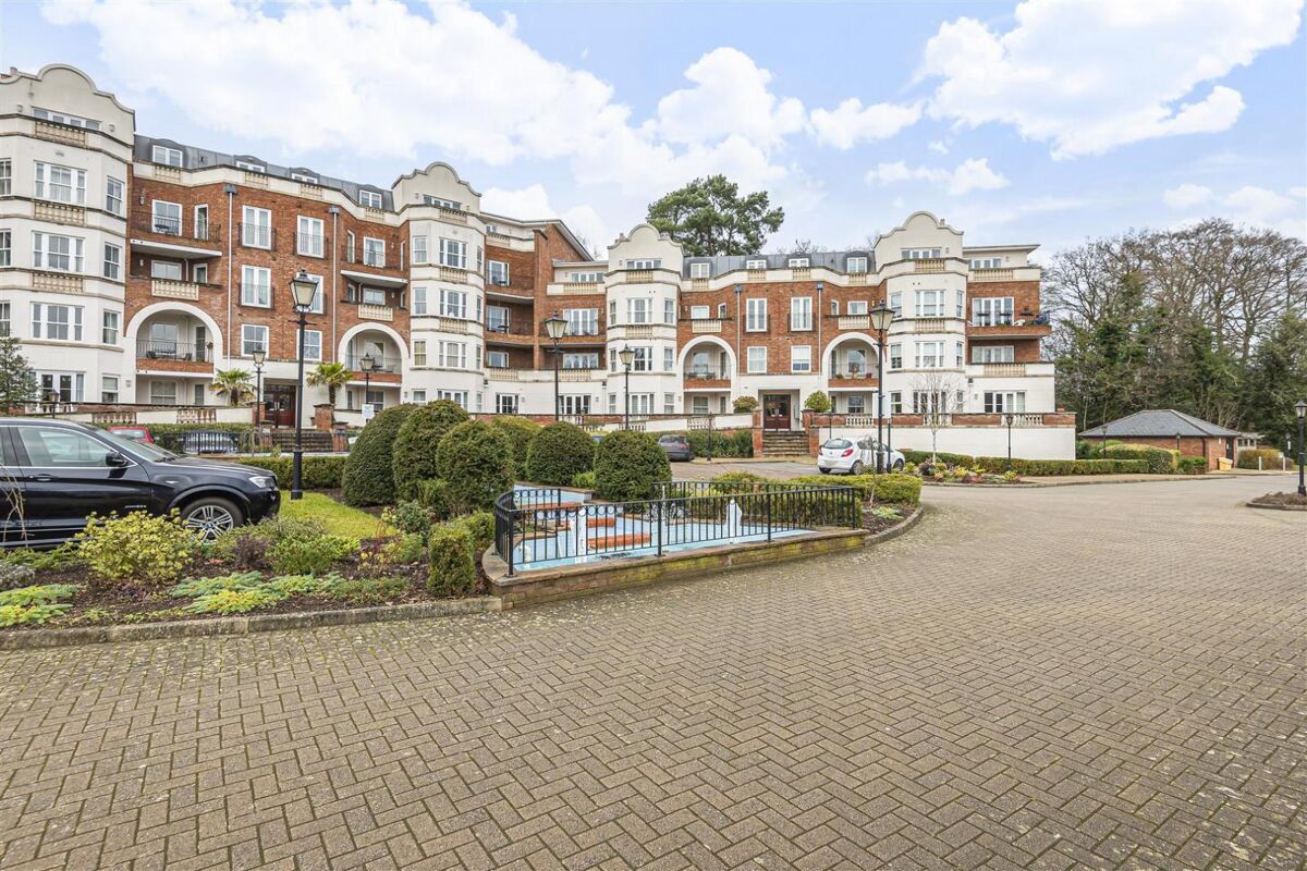 flat to rent in Grand Regency Heights, Burleigh Road, Ascot, SL5