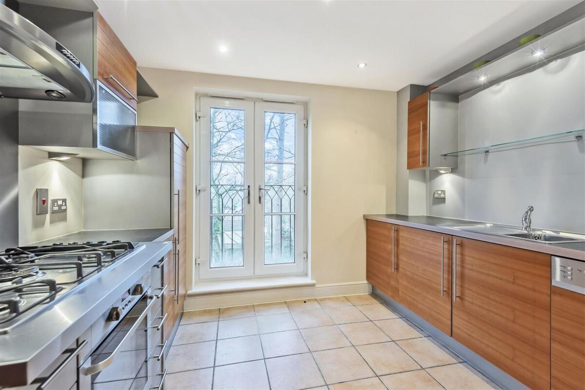 flat to rent in Grand Regency Heights, Burleigh Road, Ascot, SL5