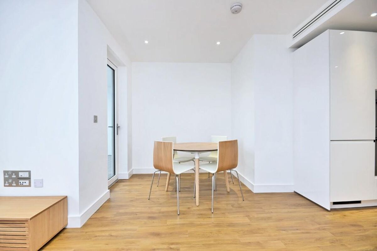 flat to rent in Brent House, Wandsworth Road, London, SW8