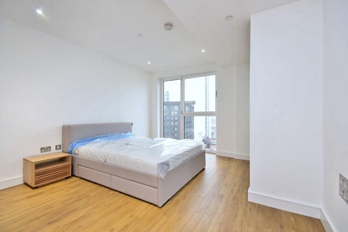 flat to rent in Brent House, Wandsworth Road, London, SW8