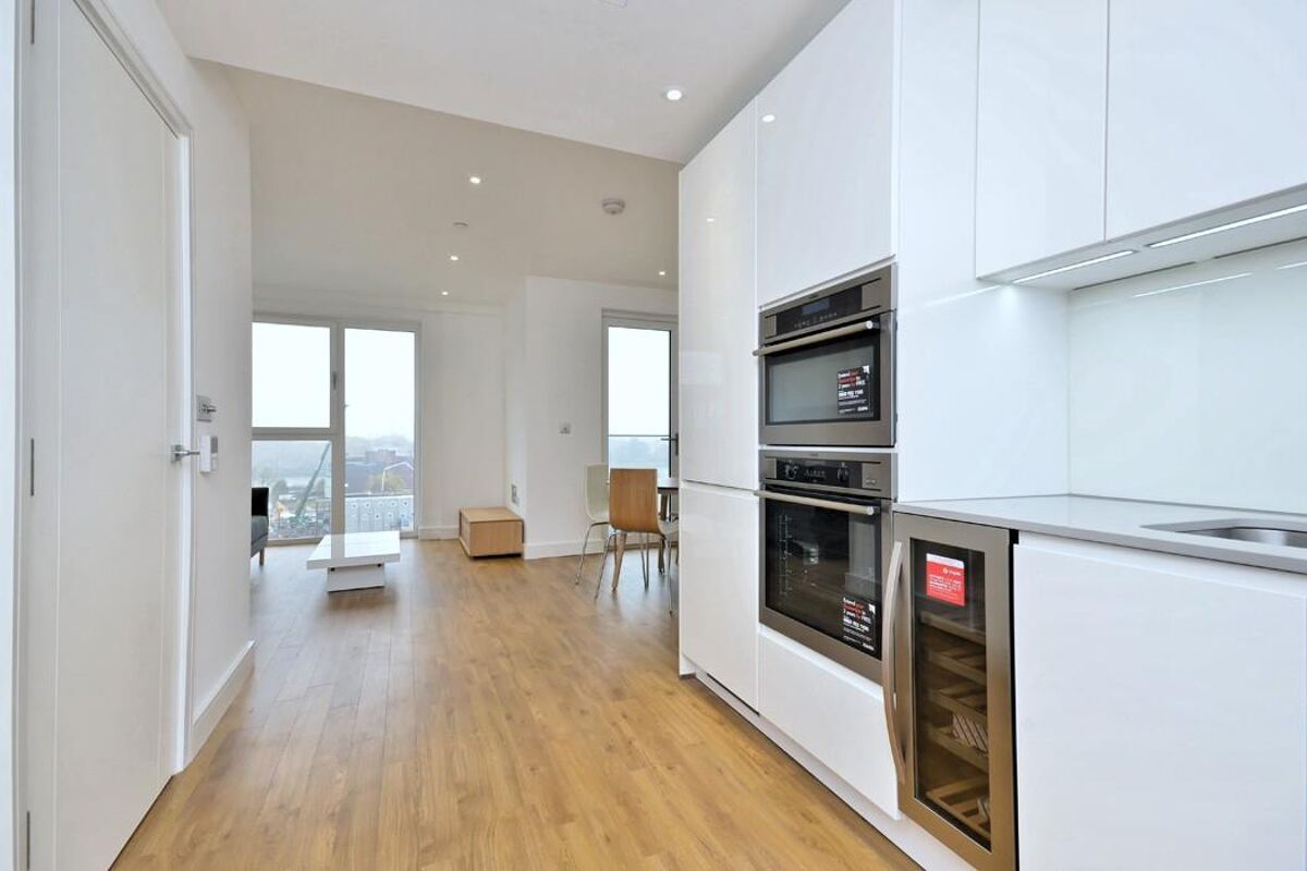 flat to rent in Brent House, Wandsworth Road, London, SW8