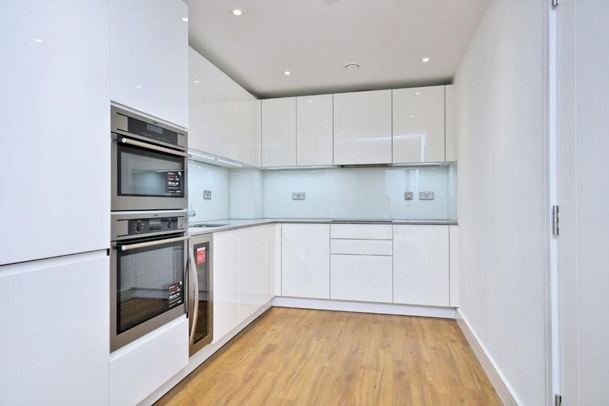 flat to rent in Brent House, Wandsworth Road, London, SW8