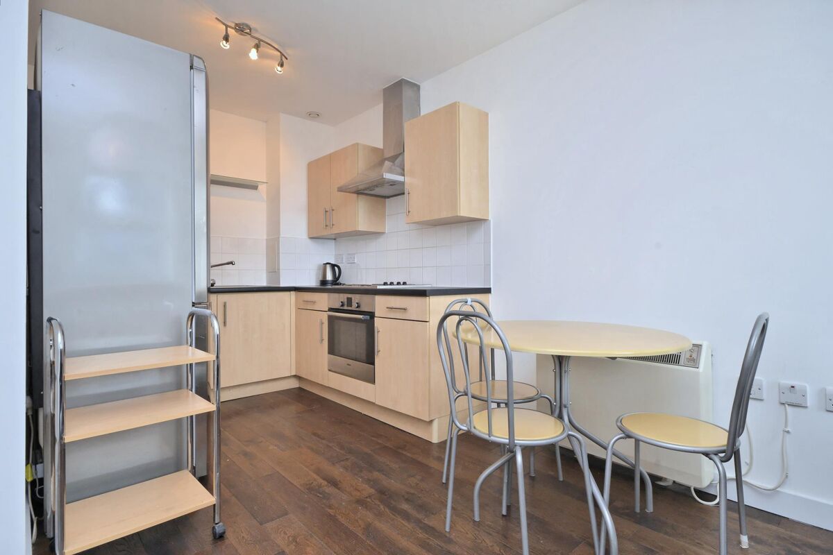 flat to rent in Burnelli Building, Chelsea Bridge Wharf, 352 Queenstown