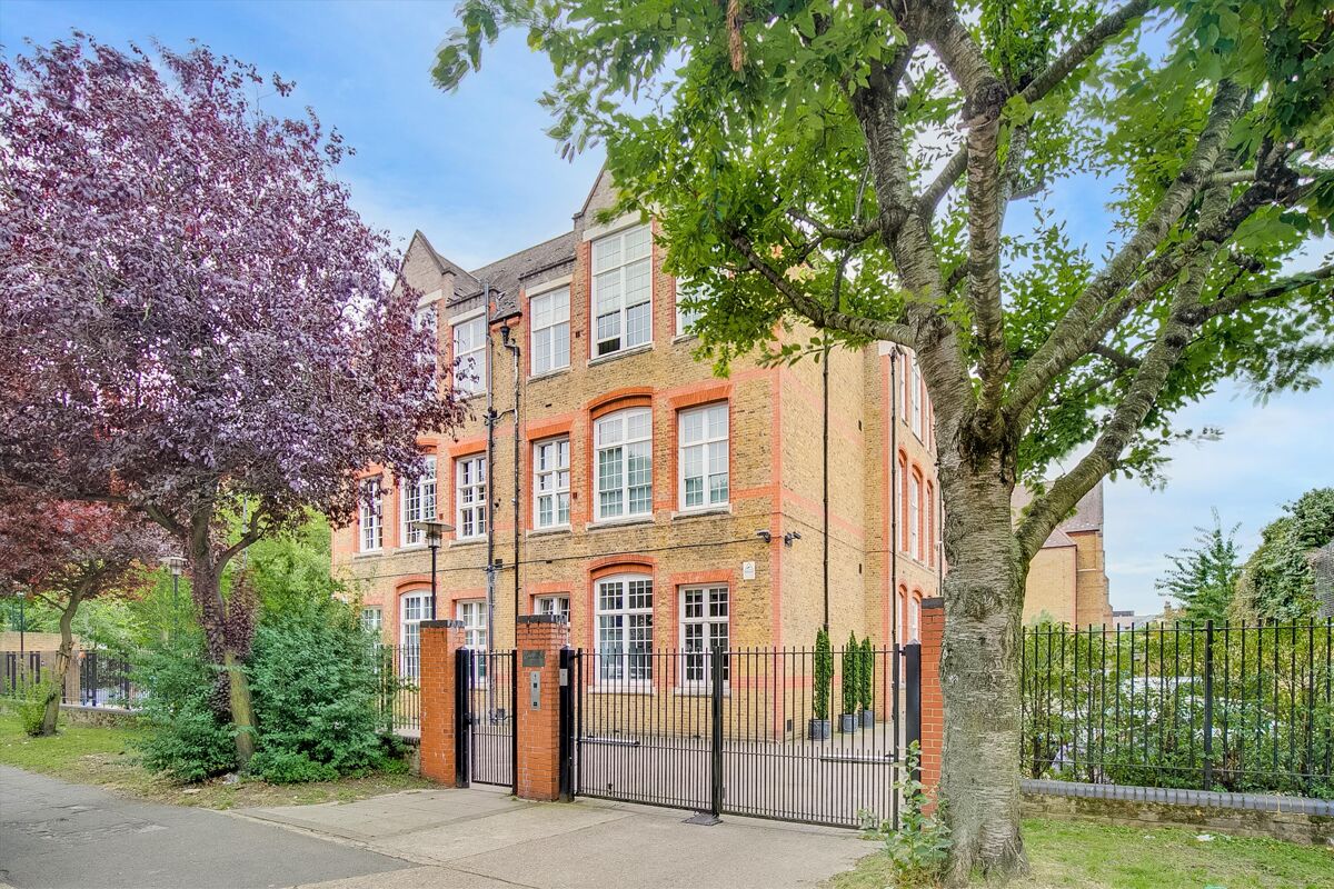 flat to rent in Battersea Park Road, London, SW11 BAQ012108120