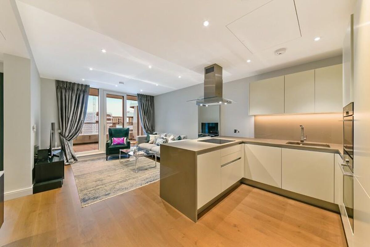 flat to rent in Queenstown Road, London, Greater London, SW11