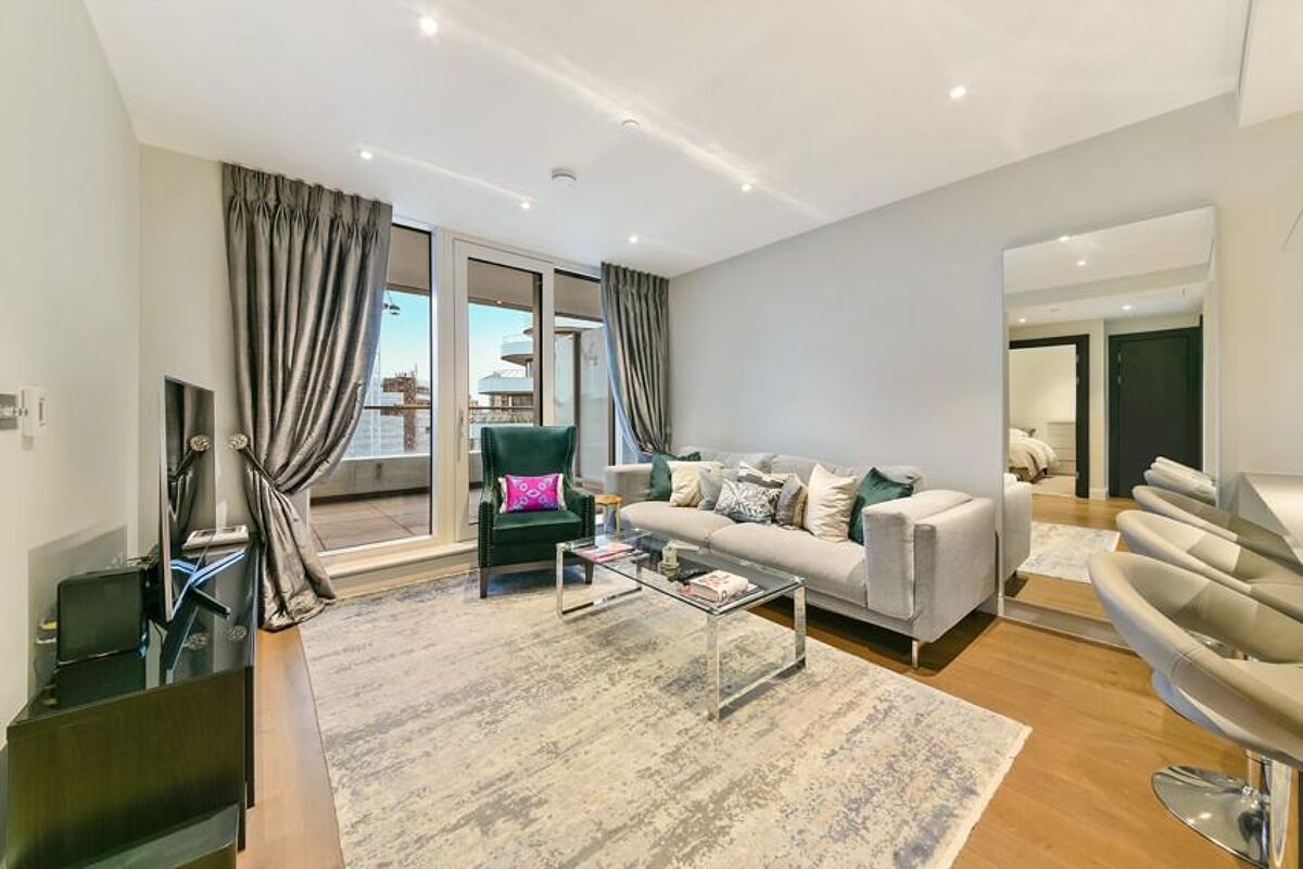 flat to rent in Queenstown Road, London, Greater London, SW11