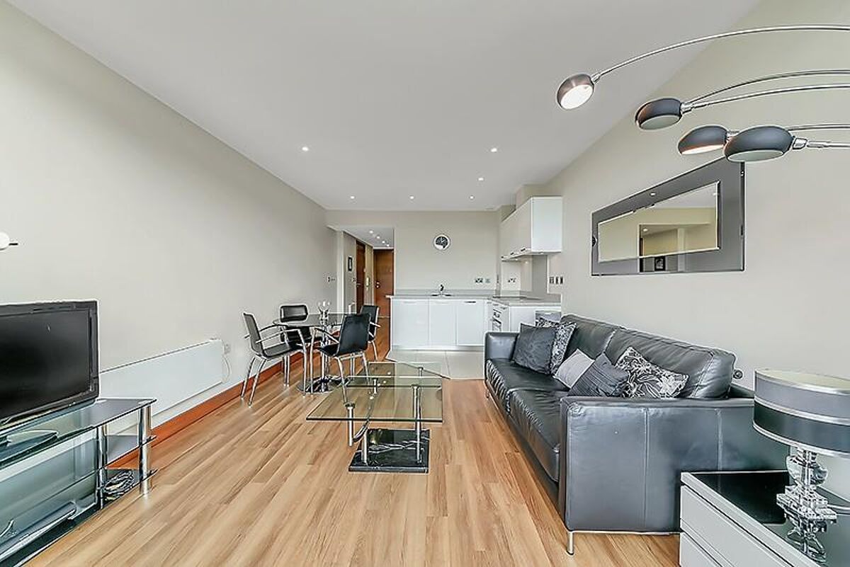 flat to rent in Lanson Building, Queenstown Road, Battersea, London