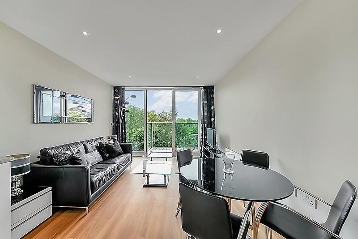 flat to rent in Lanson Building, Queenstown Road, Battersea, London