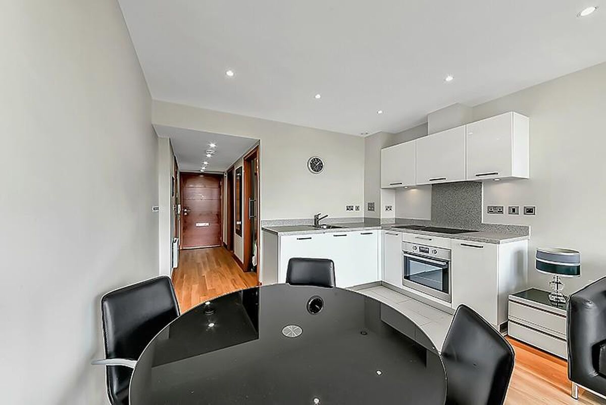 flat to rent in Lanson Building, Queenstown Road, Battersea, London