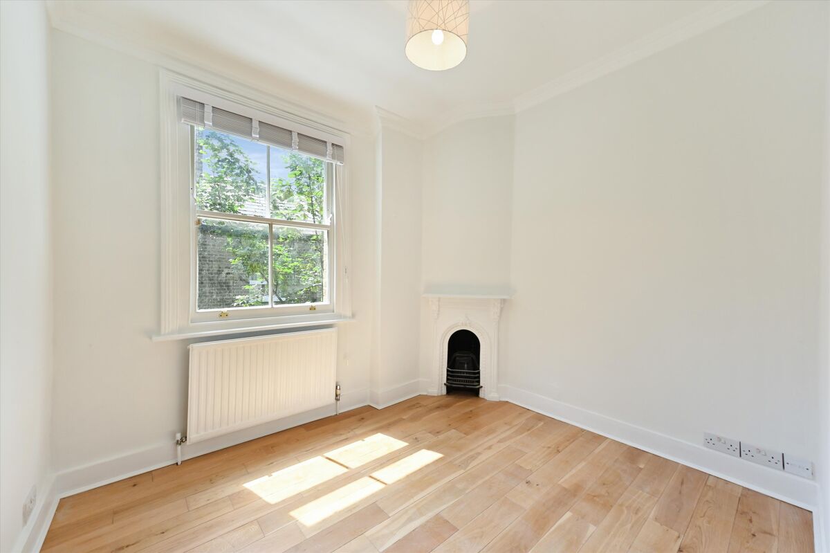 flat to rent in Albert Mansions, Albert Bridge Road, Battersea, London