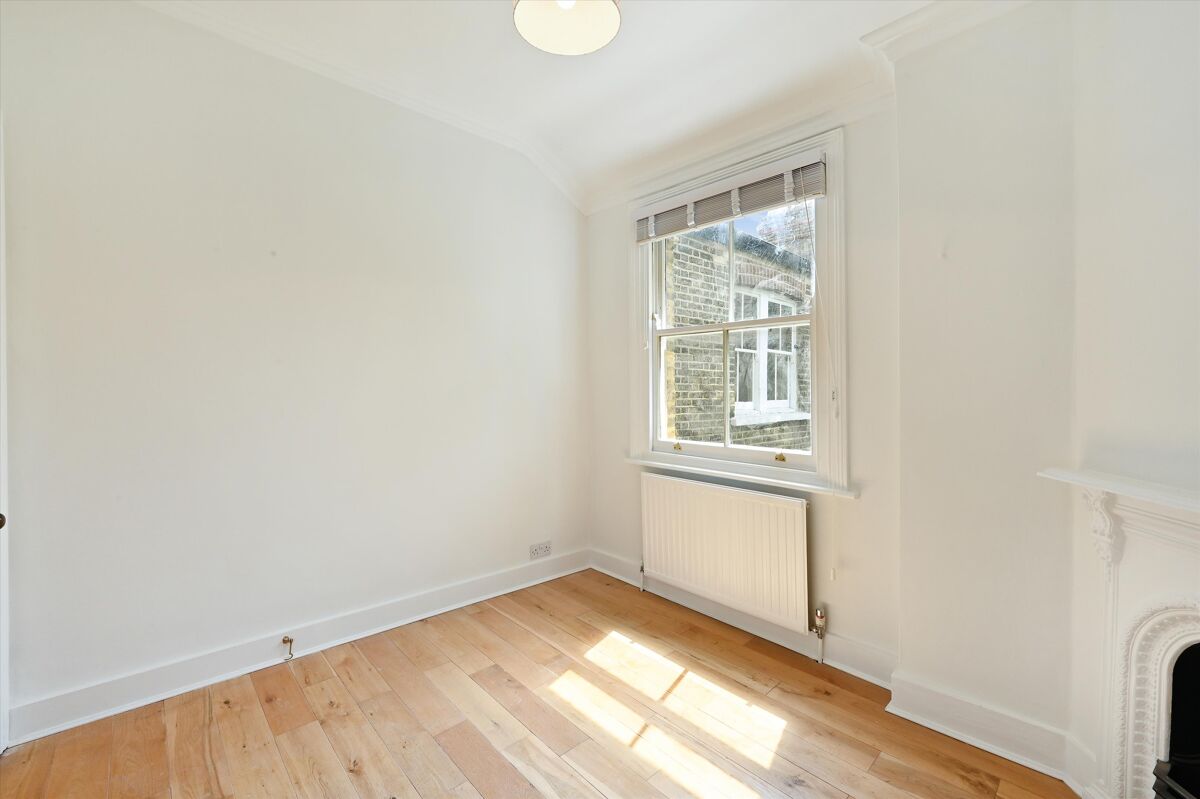 flat to rent in Albert Mansions, Albert Bridge Road, Battersea, London