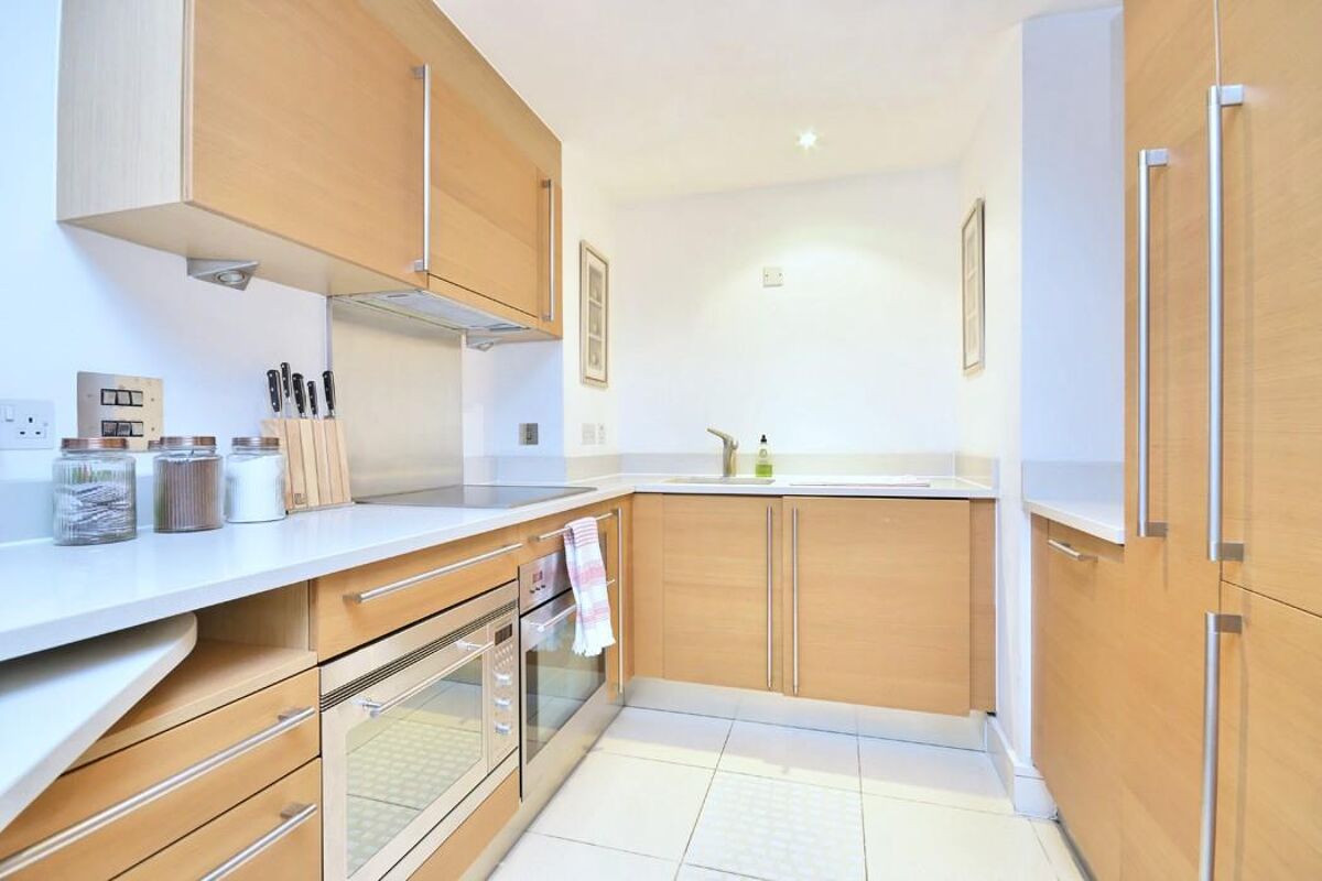 flat to rent in Howard Building, Queenstown Road, London, SW11, SW8