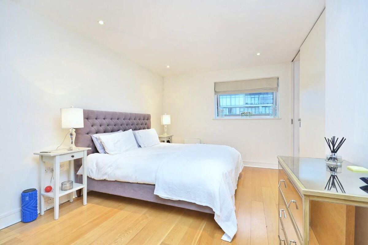 flat to rent in Howard Building, Queenstown Road, London, SW11, SW8