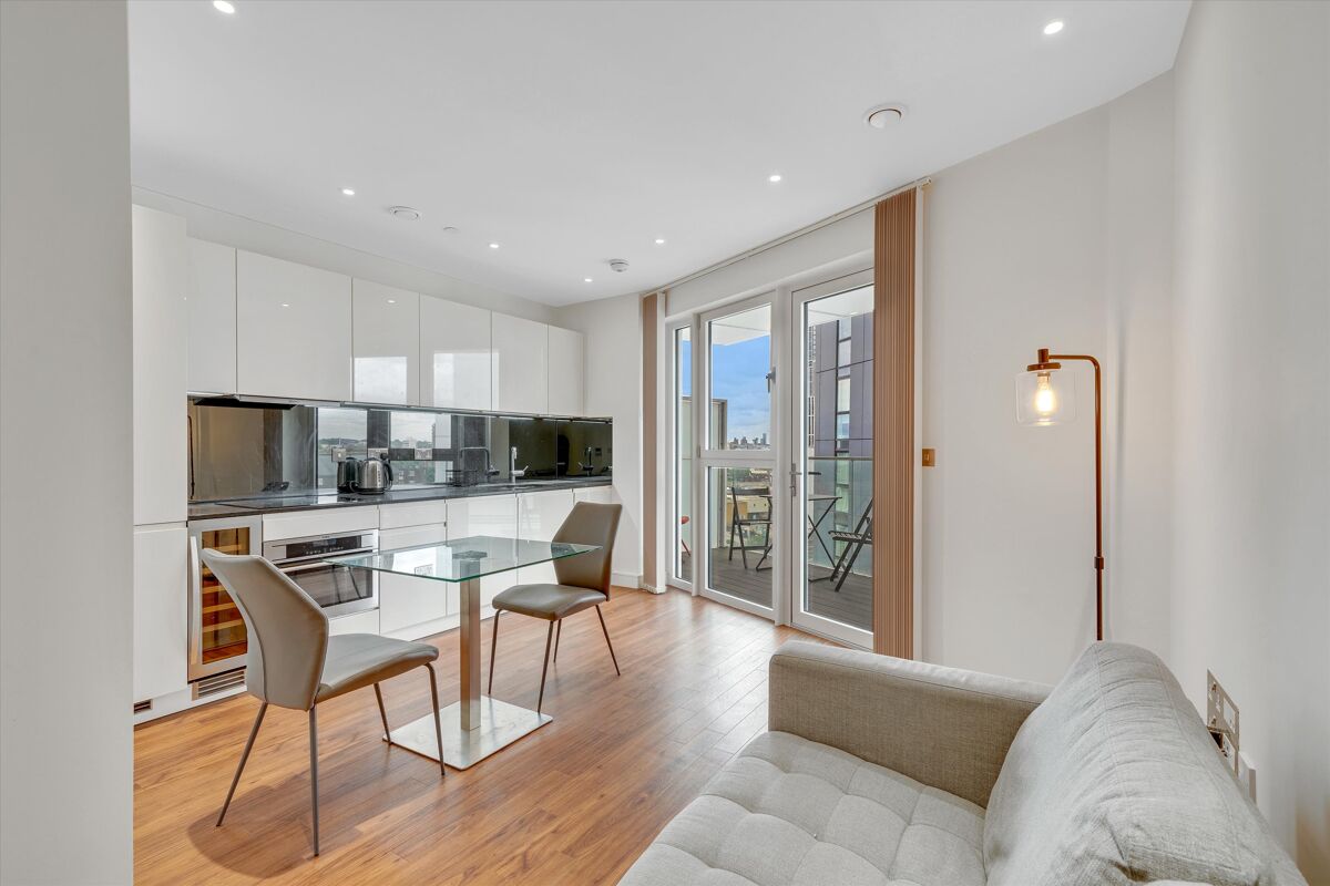 flat to rent in Wandsworth Road, London, SW8 BAQ012163767 Knight Frank