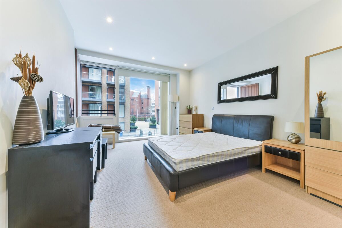 flat to rent in Cubitt Building, Grosvenor Waterside, Gatliff Road