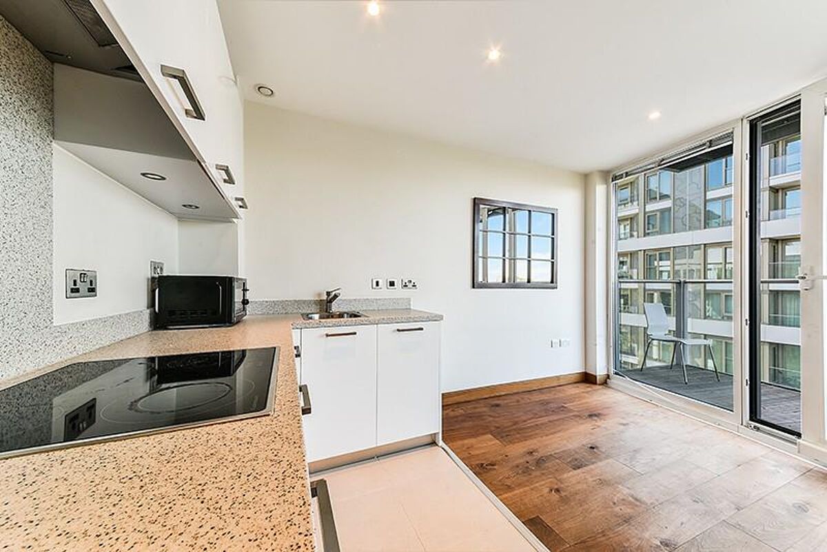 Flat to rent in Lanson Building, Chelsea Bridge Wharf, Battersea, SW11