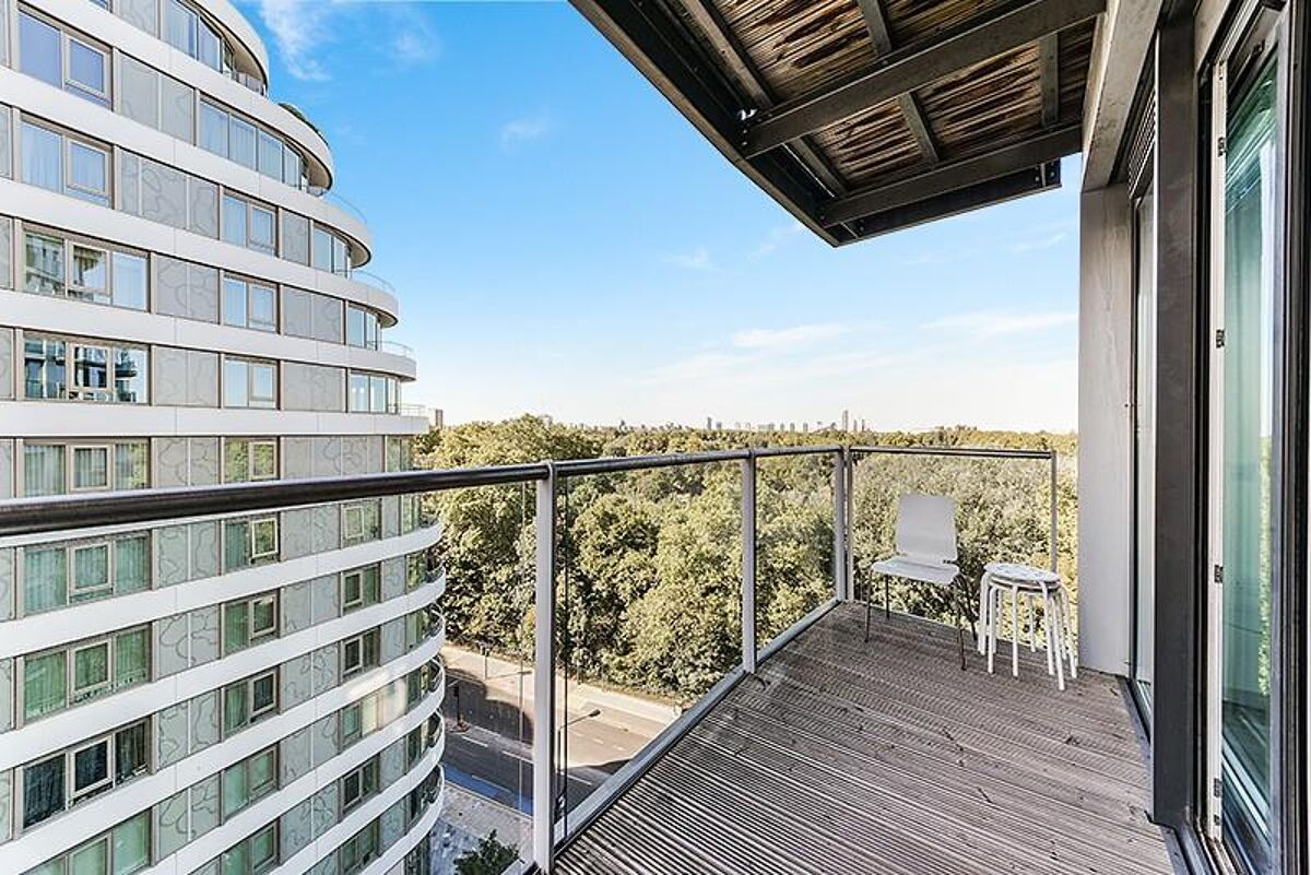 Flat to rent in Lanson Building, Chelsea Bridge Wharf, Battersea, SW11