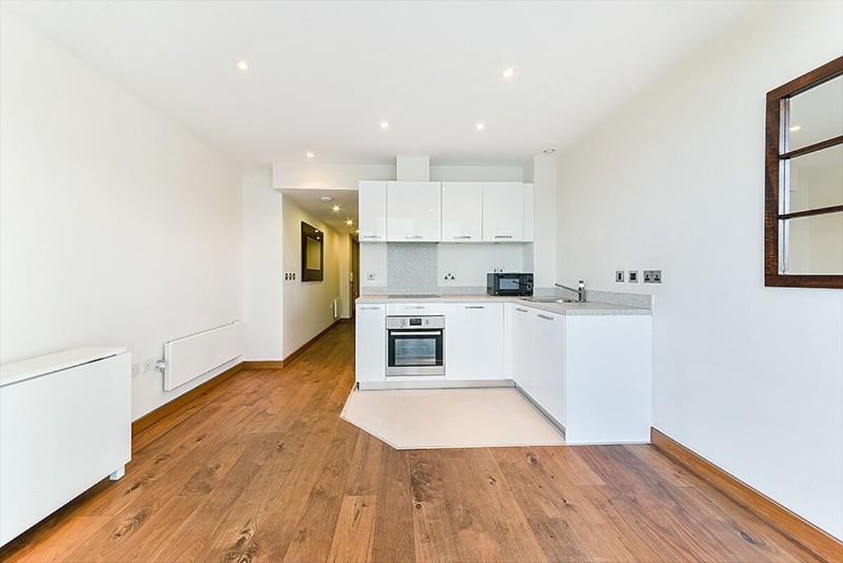 Flat to rent in Lanson Building, Chelsea Bridge Wharf, Battersea, SW11