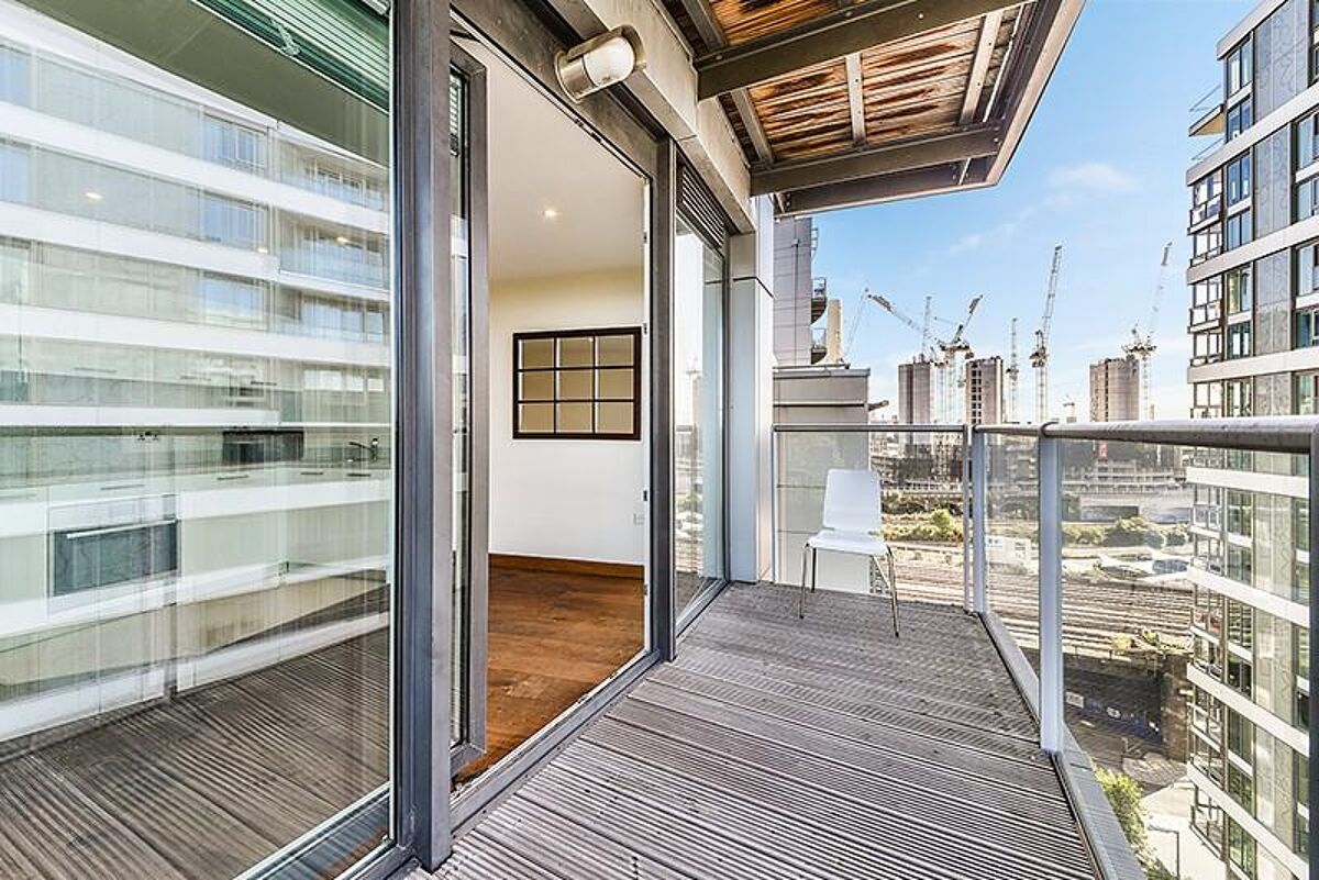 Flat to rent in Lanson Building, Chelsea Bridge Wharf, Battersea, SW11