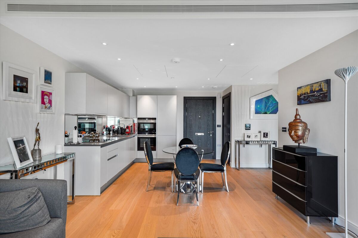 flat to rent in Altissima House, Queenstown Road, Battersea, London