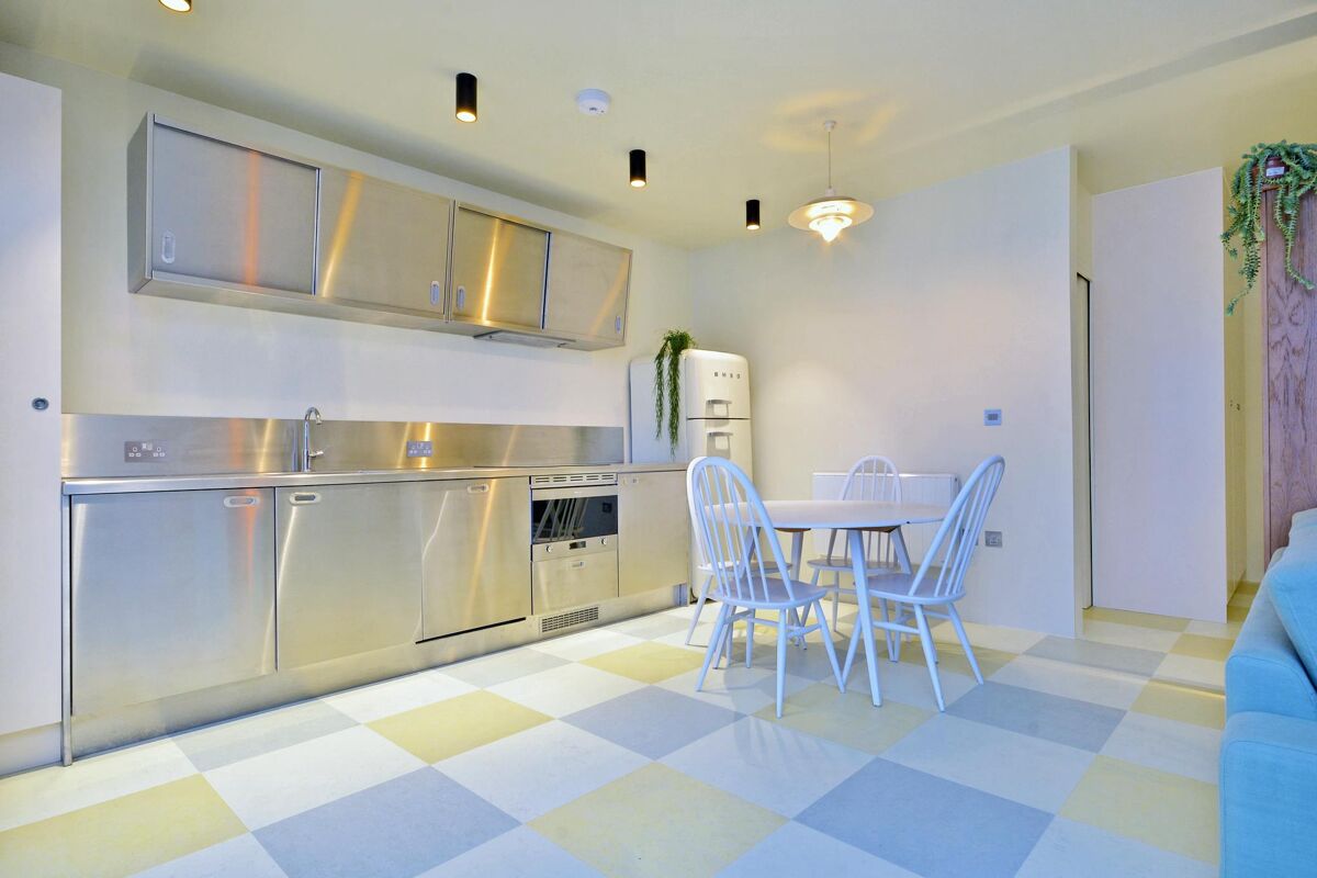 flat to rent in Ransomes Dock, Parkgate Road, Battersea, London, SW11