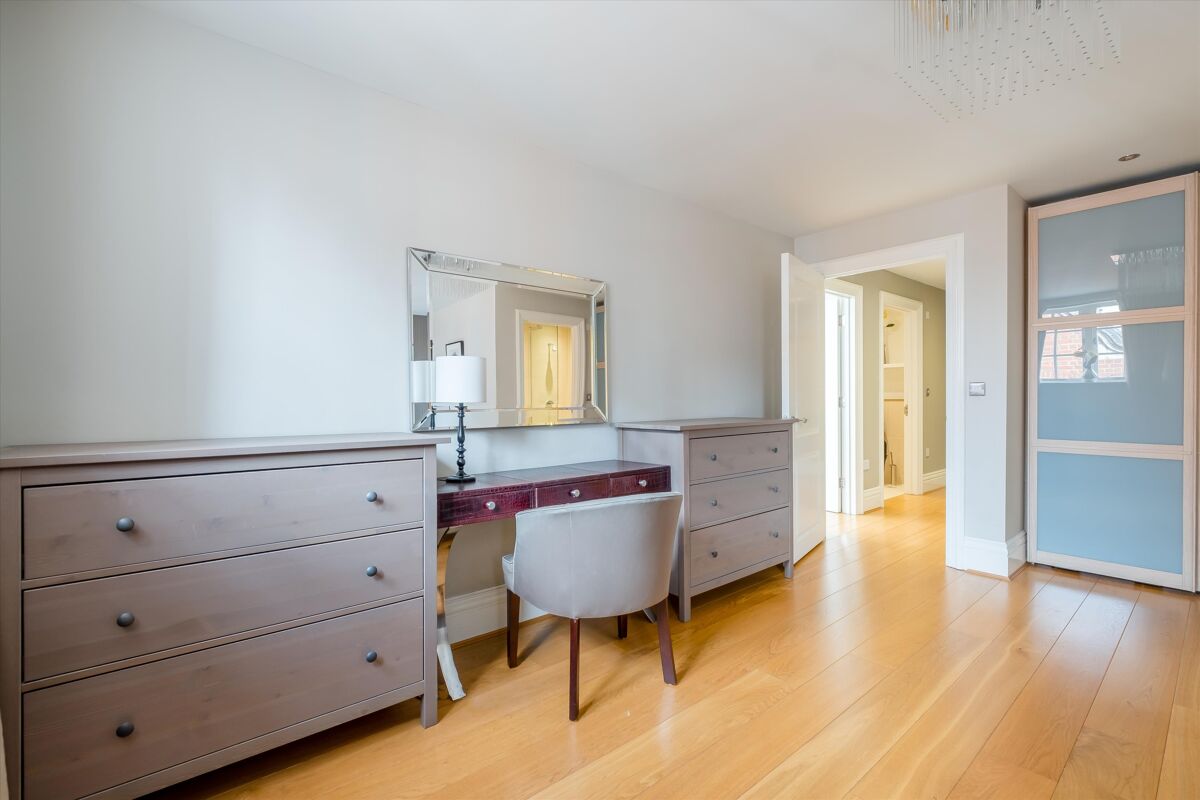 flat to rent in Mountford Mansions, 100 Battersea Park Road, London