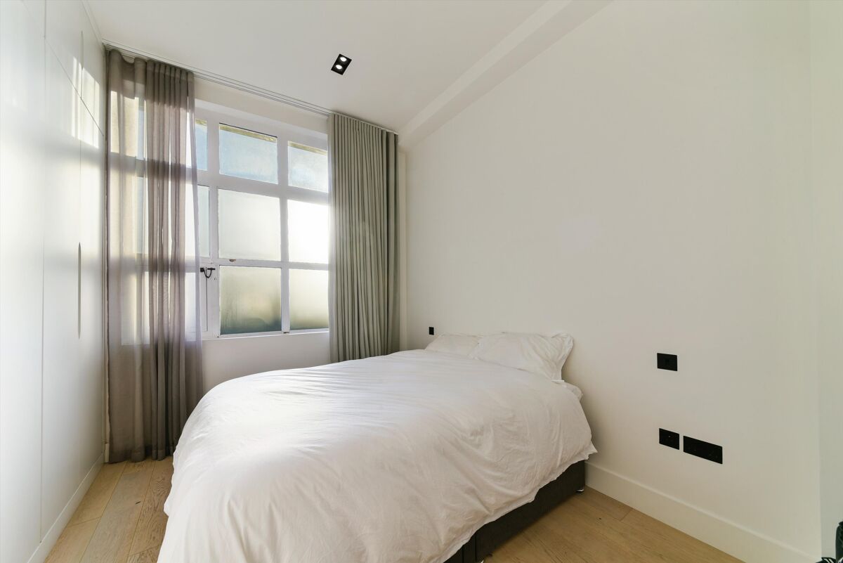 flat to rent in Mandeville Courtyard, Battersea Park Road, London, SW11