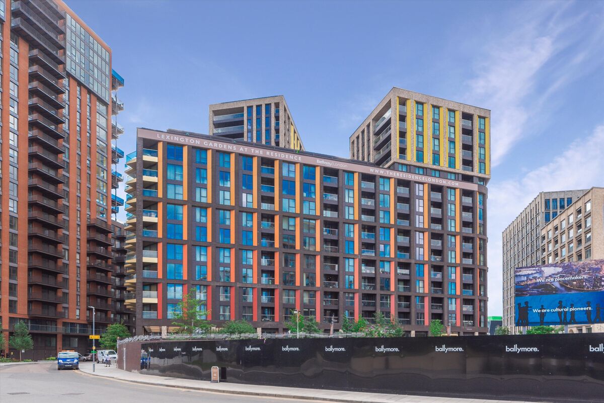 flat to rent in Charles Clowes Walk, London, SW11 BAQ012261304